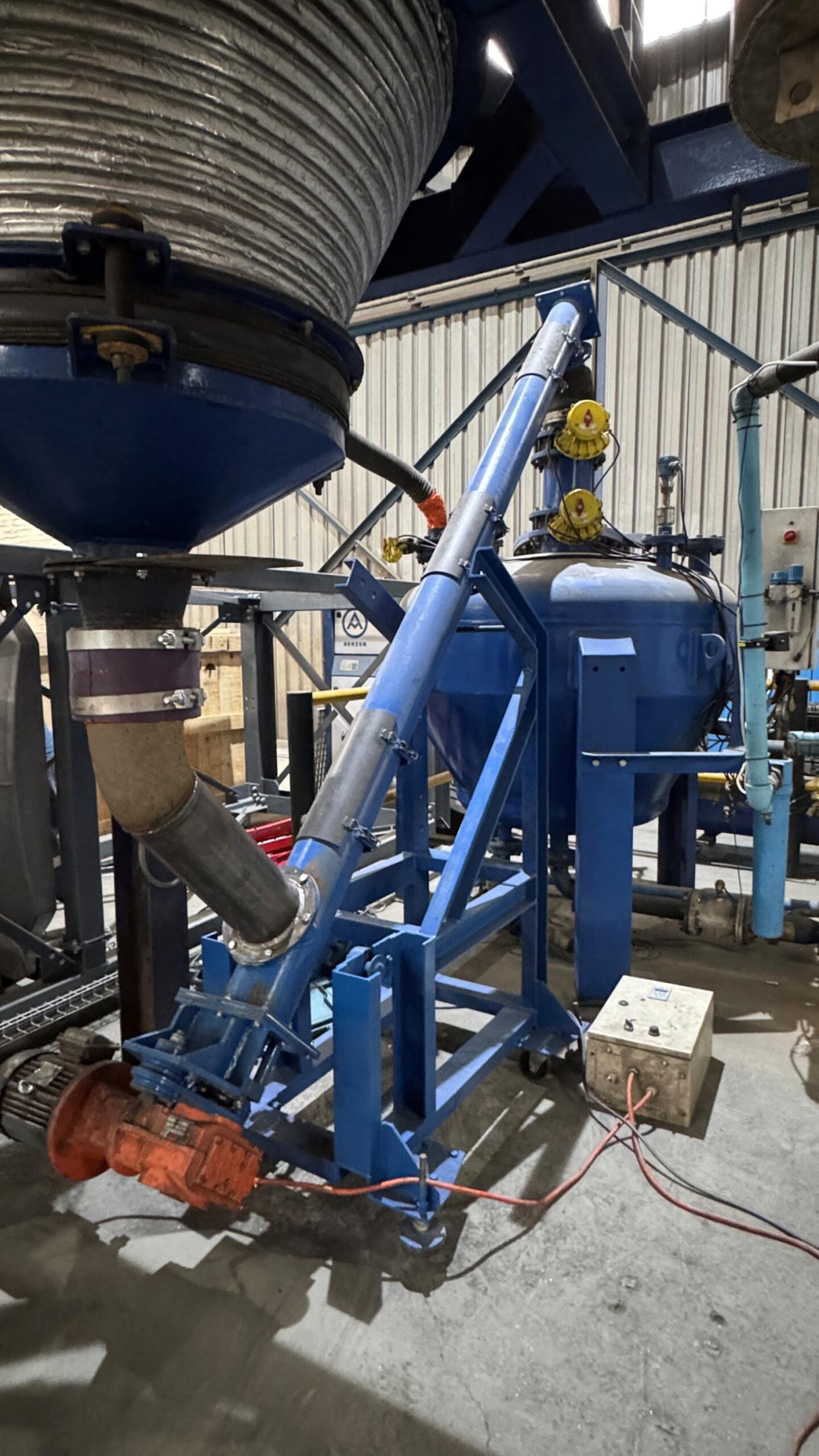 Inclined screw conveyor feeding Techmatic's dense phase pneumatic conveying test vessel